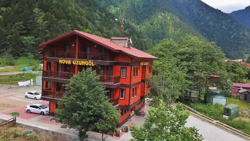Nova Uzungöl - con vistas a la montaña