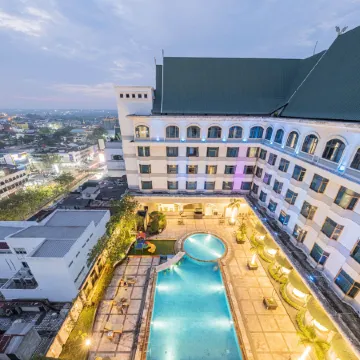 Grand Jatra Hotel Pekanbaru Отели рядом с достопримечательностью «Река Сиак»