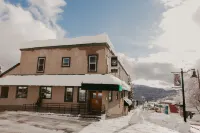 The Flying Steamshovel Inn Hotels near VISAC Gallery