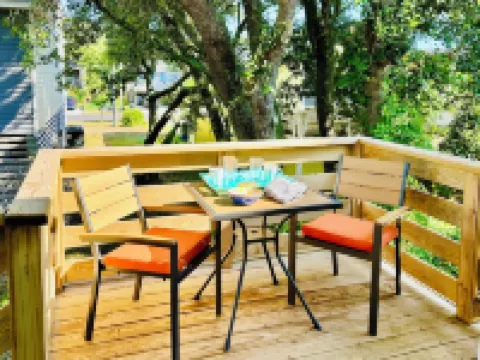 Private 1BR Apt w Kitchen, Porch, Patio on Culdesac & 3 Blocks from Beach Access