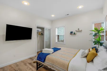 Stylish 4BR Haven Backyard and Fire Pit Отели рядом с достопримечательностью «Спектрум-центр»