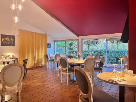 Hôtel Restaurant Platanes - KB Hotel Group Отели в г. Сен-Савен