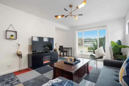 4 beds Private Unit Near BeachWalk, Golf, Trail