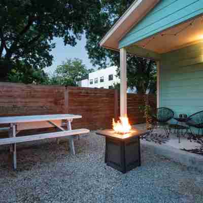 Upstay - East Austin Home w Yard Games Fire Pit Others