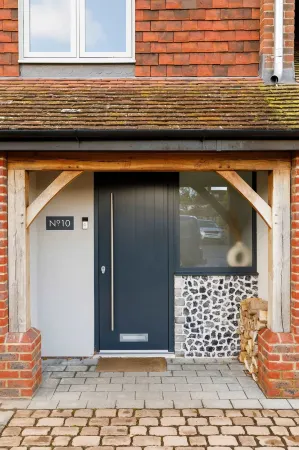 Chic 4-bed Coastal Retreat in Heart of Bosham