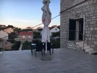 Apartmani Loredana - One-Bedroom Apartment with Sea View فنادق في Lumbarda