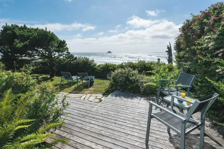 Arch Cape Escape by AvantStay Sensational Clift Top Home w Pacific Ocean Views