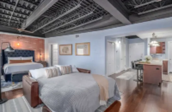 Heart of Downtown Lakeland - Urban Luxury Loft. Studio + Memory Foam Sofa Bed