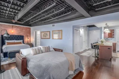 Heart of Downtown Lakeland - Urban Luxury Loft. Studio + Memory Foam Sofa Bed
