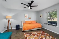 That 70s House -Fun 6 Bedroom W Pool & Game Room Hotel in zona The Quarry Splash Pad