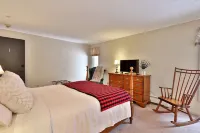 The Birch Ridge: Colonial Maple Room #1 - Queen Suite in Renovated Killington Lodge 1 Bedroom Home - Balkoner