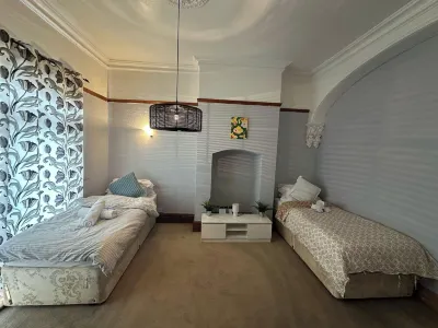 Spacious House- Parking Garden & Central Location Hotels near Matalan