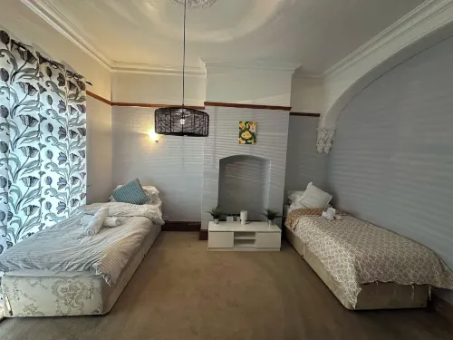 Spacious House- Parking Garden & Central Location