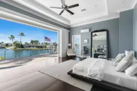 Marco Polo by Avantstay Waterfront 5bdr, Pool, Spa, Fire Pit, Walk to Beach