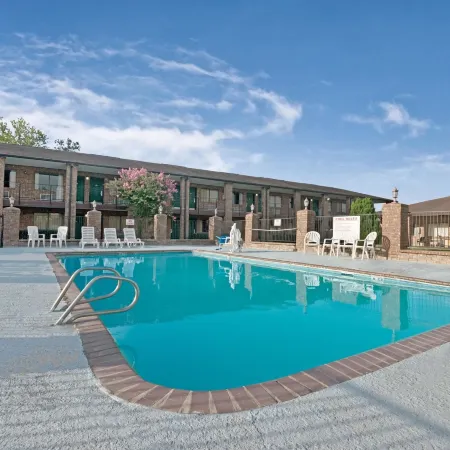 Super 8 by Wyndham Universal City