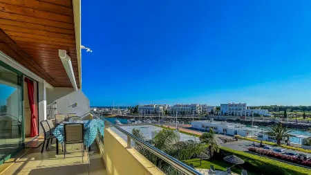 Aquamar Sunset T2 by HSR Marina Vilamoura Отели рядом с достопримечательностью «Praia da Quarteira»