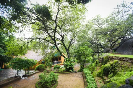 WelcomHeritage Connaught House Отели рядом с достопримечательностью «Пандав Бгаван Комплекс»