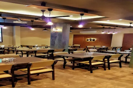 Hotel Krishna Отели рядом с достопримечательностью «Athal»