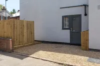 The Hideout - Free Parking Hotels near Willis Avenue Recycling Centre