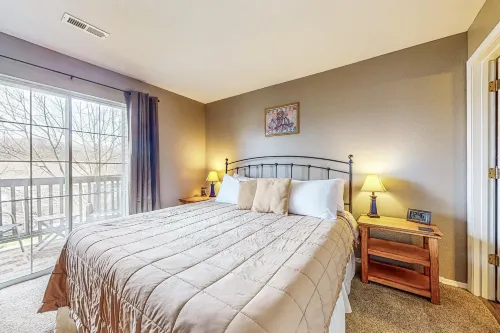 Convenient main-level condo with washer/dryer, central AC - close to attractions Hotels in Branson
