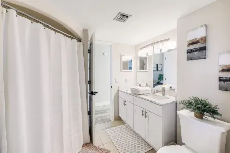 Relaxing 1 BR condo w/pool & steps to the beach