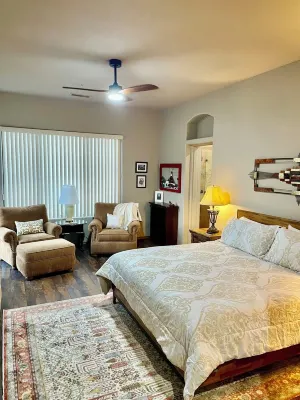 Cozy 2-bedroom townhome with WiFi, Golf in soothing Village of Oak Creek Sedona 레드 록 주립공원 주변 호텔
