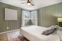 Lakefront 3-bedroom cottage on Sand Point with AC, WiFi, King bed, Firepit