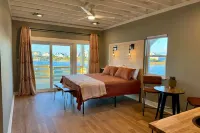 The Ripple Effect-Brand New & Waterfront - 360 Degree Water! - Balkoner