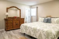 Shorebound - close to beach, casinos & downtown Ocean Springs!!