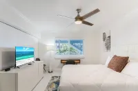 Serene Waterfront 2BR 2BA with Intracoastal Views, Pool, Balcony, Parking