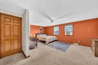 Charming 2-bedroom apartment near airport  in peaceful Cheektowaga