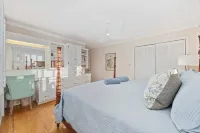 Sunset Beach 3Br Cottage with Spacious Deck & Screened Porches