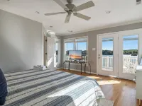 Lakefront w/ private dock, hot tub, game room, boat house hangout Hotéis em Fallstown