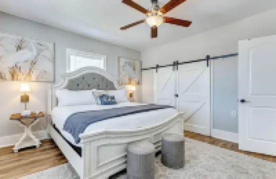 Modern Oasis Heated Pool, Spa 6 bedroom walk to beach, restaurants,