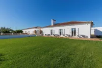 Cenoura-Brava Villas & Suites. Hotels in Canaviais