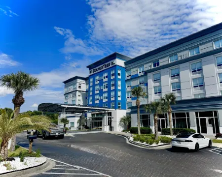 DoubleTree by Hilton Brunswick Hotels in Brunswick
