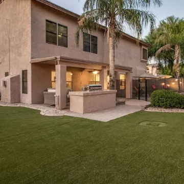 Massive 5 Bdrm Getaway WPool, Hot Tub, Game Room