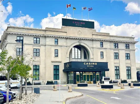 Holiday Inn & Suites Regina Отели рядом с достопримечательностью «Университет Реджайна»