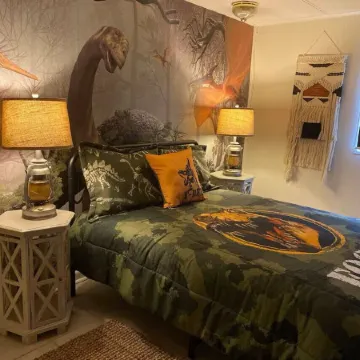 Dino Den - Charming 1-bedroom apartment in Oneonta with WiFi, AC Отели в г. Онеонта
