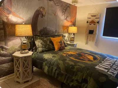 Dino Den - Charming 1-bedroom apartment in Oneonta with WiFi, AC