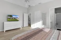 Updated 2 bedroom house The Villages, Walk to pool, 2 miles to SQ, Pet friendly