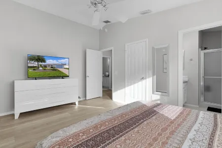 Updated 2 bedroom house The Villages, Walk to pool, 2 miles to SQ, Pet friendly