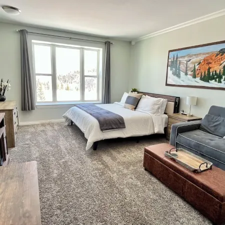 COZY Updated Studio-KING bed, kitchenette-Pool/Spa/Sauna