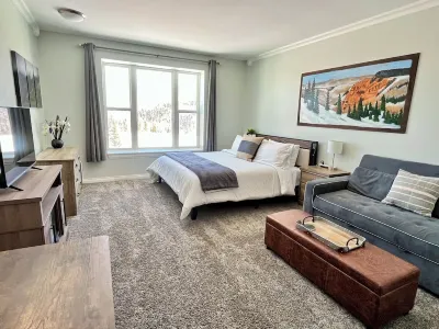 COZY Updated Studio-KING bed, kitchenette-Pool/Spa/Sauna