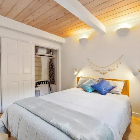 Designer Home Near Stanford/Tech Hub+AC/Gym/Office/BBQ/Parking. 2 Bed/1 Bath.