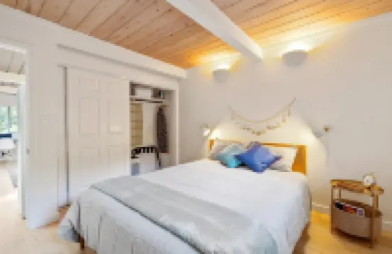 Designer Home Near Stanford/Tech Hub+AC/Gym/Office/BBQ/Parking. 2 Bed/1 Bath.
