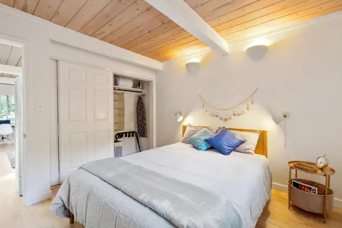 Designer Home Near Stanford/Tech Hub+AC/Gym/Office/BBQ. Two Bed/One Bath.