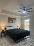 Serenity LoungeNEW-FRESH-MODERN HOUSE With TVs in All rooms - 3-Star