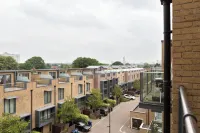 액튼의 발코니가 있는 세련된 2 베드 플랫