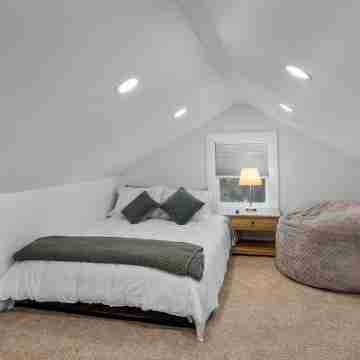 Cozy Downtown Redmond Cottage Rooms